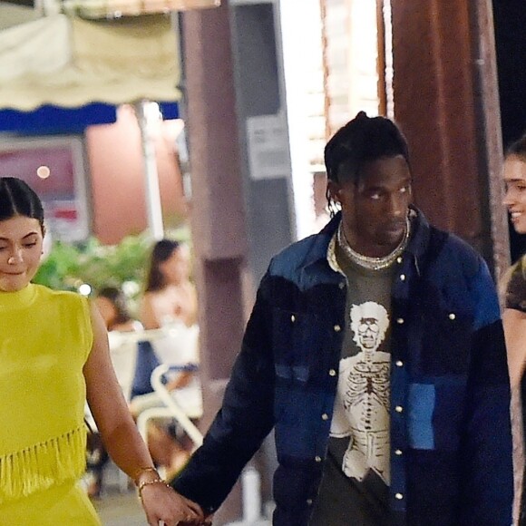 Kylie Jenner et son compagnon Travis Scott passent une soirée en amoureux à Portofino le 12 août 2019. Ils ont laissé toute la famille pour une soirée à deux. Sans Stormi et sans la famille qui est présente à Portofino. Kylie porte un ensemble jeune qu'elle a assorti avec un sac shopping Christian Dior.