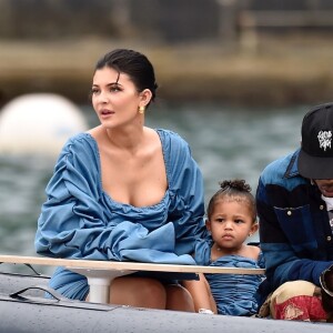 Kylie Jenner, son compagnon Travis Scott et leur fille Stormi Webster sont allés se promener dans le village de pêcheurs de Portofino, Italy, le 12 août 2019.