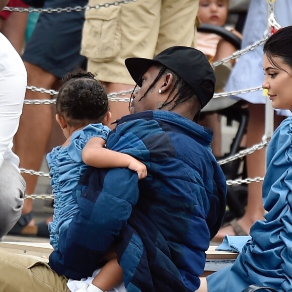 Kylie Jenner, son compagnon Travis Scott et leur fille Stormi Webster sont allés se promener dans le village de pêcheurs de Portofino, Italy, le 12 août 2019.