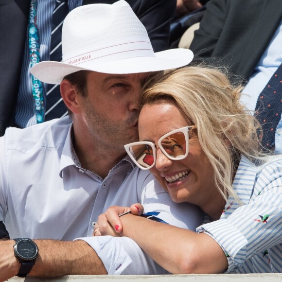 Elodie Gossuin et son mari Bertrand Lacherie dans les tribunes lors des internationaux de tennis de Roland Garros à Paris, France, le 4 juin 2019. © Jacovides-Moreau/Bestimage