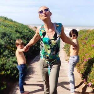 Elodie Gossuin partage des photos de sa famille (Bertrand, son mari et ses 4 enfants) sur son compte Instagram (août 2019).