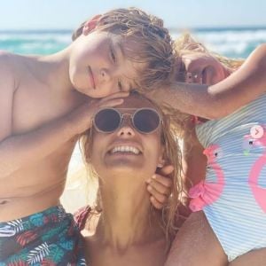 Elodie Gossuin avec ses enfants en vacances dans les Landes le 8 août 2019.