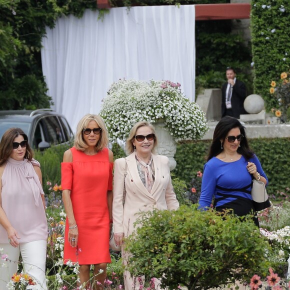 Akie Abe, la femme du premier ministre du Japon, Malgorzata Tusk, la femme du président du conseil de l'europe, Jenny Morrison, la femme du premier ministre de l'Australie, Brigitte Macron, Cecilia Morel, femme du président du Chili, Adele Malpass, femme du président du groupe de la banque mondiale, Melania Trump - Brigitte Macron et les conjoints visitent la ville de Espelette en marge du sommet du G7 à Biarritz le 25 août 2019. © Thibaud Moritz / Pool / Bestimage
