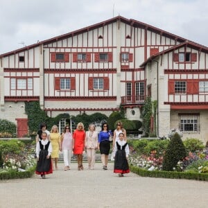 La maison de Edmond Rostand - Akie Abe, la femme du premier ministre du Japon, Malgorzata Tusk, la femme du président du conseil de l'europe, Jenny Morrison, la femme du premier ministre de l'Australie, Brigitte Macron, Cecilia Morel, femme du président du Chili, Adele Malpass, femme du président du groupe de la banque mondiale, Melania Trump - Brigitte Macron et les conjoints visitent la ville de Espelette en marge du sommet du G7 à Biarritz le 25 août 2019. © Thibaud Moritz / Pool / Bestimage