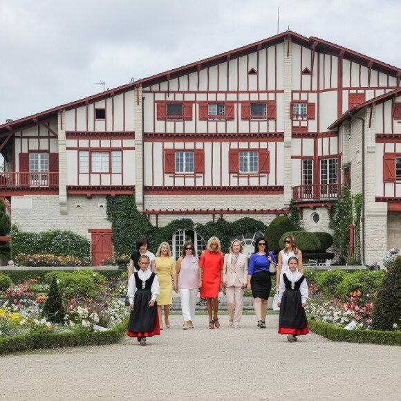 La maison de Edmond Rostand - Akie Abe, la femme du premier ministre du Japon, Malgorzata Tusk, la femme du président du conseil de l'europe, Jenny Morrison, la femme du premier ministre de l'Australie, Brigitte Macron, Cecilia Morel, femme du président du Chili, Adele Malpass, femme du président du groupe de la banque mondiale, Melania Trump - Brigitte Macron et les conjoints visitent la ville de Espelette en marge du sommet du G7 à Biarritz le 25 août 2019. © Thibaud Moritz / Pool / Bestimage