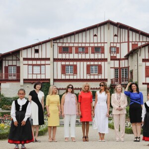 La maison de Edmond Rostand - Akie Abe, la femme du premier ministre du Japon, Malgorzata Tusk, la femme du président du conseil de l'europe, Jenny Morrison, la femme du premier ministre de l'Australie, Brigitte Macron, Cecilia Morel, femme du président du Chili, Adele Malpass, femme du président du groupe de la banque mondiale, Melania Trump - Brigitte Macron et les conjoints visitent la ville de Espelette en marge du sommet du G7 à Biarritz le 25 août 2019. © Thibaud Moritz / Pool / Bestimage