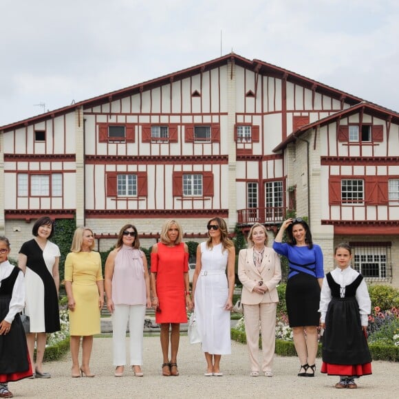 La maison de Edmond Rostand - Akie Abe, la femme du premier ministre du Japon, Malgorzata Tusk, la femme du président du conseil de l'europe, Jenny Morrison, la femme du premier ministre de l'Australie, Brigitte Macron, Cecilia Morel, femme du président du Chili, Adele Malpass, femme du président du groupe de la banque mondiale, Melania Trump - Brigitte Macron et les conjoints visitent la ville de Espelette en marge du sommet du G7 à Biarritz le 25 août 2019. © Thibaud Moritz / Pool / Bestimage