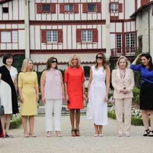 La maison de Edmond Rostand - Akie Abe, la femme du premier ministre du Japon, Malgorzata Tusk, la femme du président du conseil de l'europe, Jenny Morrison, la femme du premier ministre de l'Australie, Brigitte Macron, Cecilia Morel, femme du président du Chili, Adele Malpass, femme du président du groupe de la banque mondiale, Melania Trump - Brigitte Macron et les conjoints visitent la ville de Espelette en marge du sommet du G7 à Biarritz le 25 août 2019. © Thibaud Moritz / Pool / Bestimage