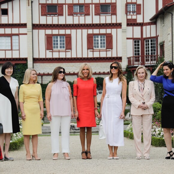 La maison de Edmond Rostand - Akie Abe, la femme du premier ministre du Japon, Malgorzata Tusk, la femme du président du conseil de l'europe, Jenny Morrison, la femme du premier ministre de l'Australie, Brigitte Macron, Cecilia Morel, femme du président du Chili, Adele Malpass, femme du président du groupe de la banque mondiale, Melania Trump - Brigitte Macron et les conjoints visitent la ville de Espelette en marge du sommet du G7 à Biarritz le 25 août 2019. © Thibaud Moritz / Pool / Bestimage