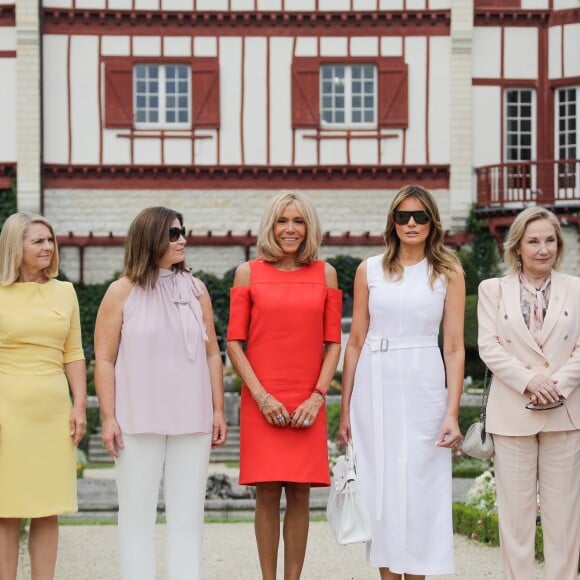 La maison de Edmond Rostand - Akie Abe, la femme du premier ministre du Japon, Malgorzata Tusk, la femme du président du conseil de l'europe, Jenny Morrison, la femme du premier ministre de l'Australie, Brigitte Macron, Cecilia Morel, femme du président du Chili, Adele Malpass, femme du président du groupe de la banque mondiale, Melania Trump - Brigitte Macron et les conjoints visitent la ville de Espelette en marge du sommet du G7 à Biarritz le 25 août 2019. © Thibaud Moritz / Pool / Bestimage