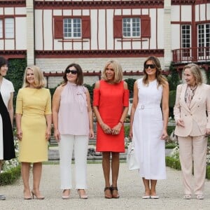 La maison de Edmond Rostand - Akie Abe, la femme du premier ministre du Japon, Malgorzata Tusk, la femme du président du conseil de l'europe, Jenny Morrison, la femme du premier ministre de l'Australie, Brigitte Macron, Cecilia Morel, femme du président du Chili, Adele Malpass, femme du président du groupe de la banque mondiale, Melania Trump - Brigitte Macron et les conjoints visitent la ville de Espelette en marge du sommet du G7 à Biarritz le 25 août 2019. © Thibaud Moritz / Pool / Bestimage