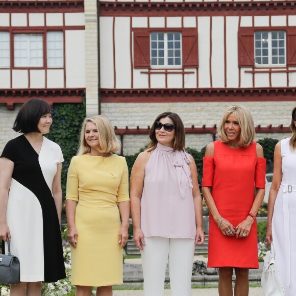 La maison de Edmond Rostand - Akie Abe, la femme du premier ministre du Japon, Malgorzata Tusk, la femme du président du conseil de l'europe, Jenny Morrison, la femme du premier ministre de l'Australie, Brigitte Macron, Cecilia Morel, femme du président du Chili, Adele Malpass, femme du président du groupe de la banque mondiale, Melania Trump - Brigitte Macron et les conjoints visitent la ville de Espelette en marge du sommet du G7 à Biarritz le 25 août 2019. © Thibaud Moritz / Pool / Bestimage