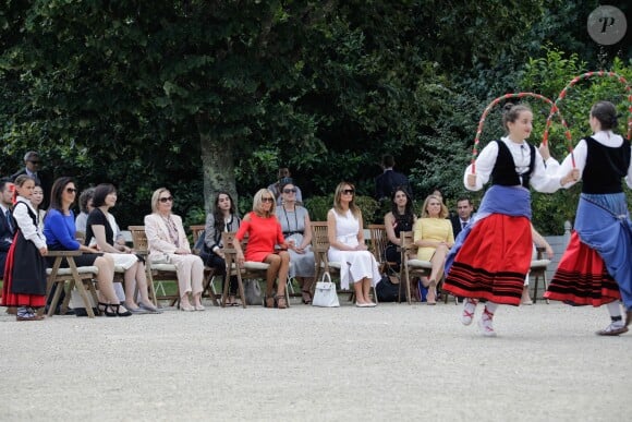 Akie Abe, la femme du premier ministre du Japon, Cecilia Morel, femme du président du Chili, Brigitte Macron, Melania Trump, Malgorzata Tusk, la femme du président du conseil de l'europe, Jenny Morrison, la femme du premier ministre de l'Australie - Brigitte Macron et les conjoints visitent la ville de Espelette en marge du sommet du G7 à Biarritz le 25 août 2019. © Thibaud Moritz / Pool / Bestimage