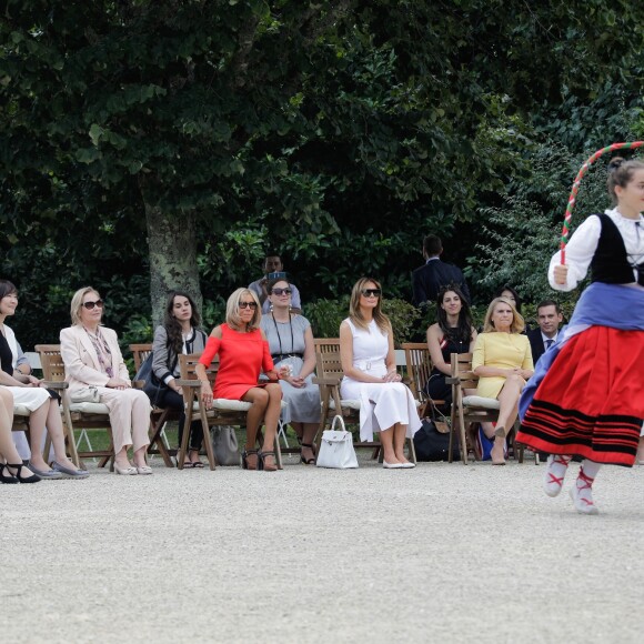 Akie Abe, la femme du premier ministre du Japon, Cecilia Morel, femme du président du Chili, Brigitte Macron, Melania Trump, Malgorzata Tusk, la femme du président du conseil de l'europe, Jenny Morrison, la femme du premier ministre de l'Australie - Brigitte Macron et les conjoints visitent la ville de Espelette en marge du sommet du G7 à Biarritz le 25 août 2019. © Thibaud Moritz / Pool / Bestimage