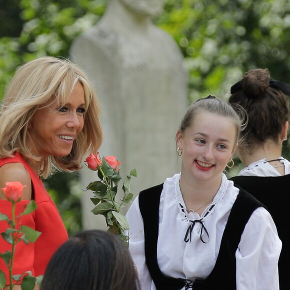Brigitte Macron - Brigitte Macron et les conjoints visitent la ville de Espelette en marge du sommet du G7 à Biarritz le 25 août 2019. © Thibaud Moritz / Pool / Bestimage