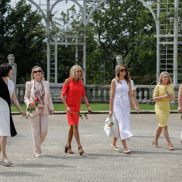 Adele Malpass, femme du président du groupe de la banque mondiale, Akie Abe, la femme du premier ministre du Japon, Cecilia Morel, femme du président du Chili, Brigitte Macron, Melania Trump, Malgorzata Tusk, la femme du président du conseil de l'europe, Jenny Morrison, la femme du premier ministre de l'Australie - Brigitte Macron et les conjoints visitent la ville de Espelette en marge du sommet du G7 à Biarritz le 25 août 2019. © Thibaud Moritz / Pool / Bestimage