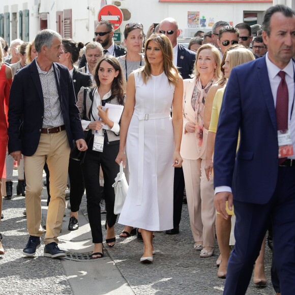 Akie Abe, la femme du premier ministre du Japon, Brigitte Macron, Jean-Marie Iputcha, maire de Espelette, Melania Trump, Jenny Morrison, la femme du premier ministre de l'Australie, Malgorzata Tusk, la femme du président du conseil de l'europe - Brigitte Macron et les conjoints visitent la ville de Espelette en marge du sommet du G7 à Biarritz le 25 août 2019. © Thibaud Moritz / Pool / Bestimage