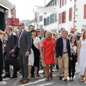 Akie Abe, la femme du premier ministre du Japon, Brigitte Macron, Jean-Marie Iputcha, maire de Espelette, Melania Trump, Jenny Morrison, la femme du premier ministre de l'Australie, Malgorzata Tusk, la femme du président du conseil de l'europe - Brigitte Macron et les conjoints visitent la ville de Espelette en marge du sommet du G7 à Biarritz le 25 août 2019. © Thibaud Moritz / Pool / Bestimage