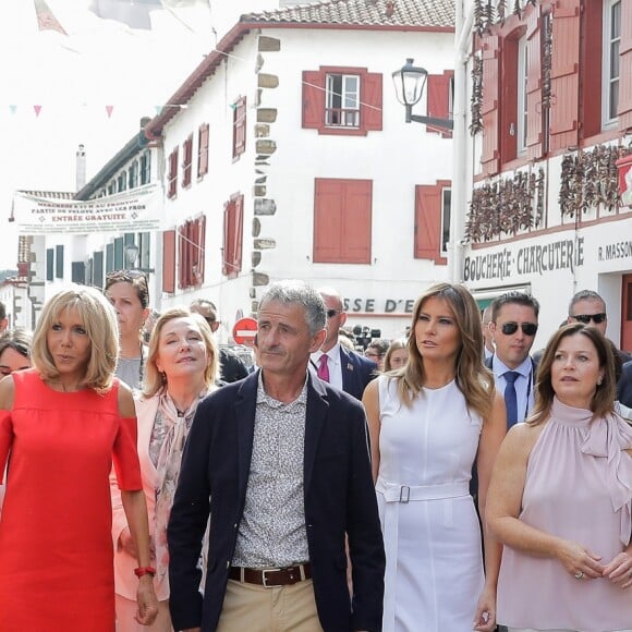 Akie Abe, la femme du premier ministre du Japon, Brigitte Macron, Jean-Marie Iputcha, maire de Espelette, Melania Trump, Jenny Morrison, la femme du premier ministre de l'Australie, Malgorzata Tusk, la femme du président du conseil de l'europe - Brigitte Macron et les conjoints visitent la ville de Espelette en marge du sommet du G7 à Biarritz le 25 août 2019. © Thibaud Moritz / Pool / Bestimage