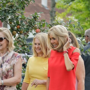 Cecilia Morel, femme du président du Chili, Malgorzata Tusk, la femme du président du conseil de l'europe, Brigitte Macron, Melania Trump, Akie Abe, la femme du premier ministre du Japon - Brigitte Macron et les conjoints visitent la ville de Espelette en marge du sommet du G7 à Biarritz le 25 août 2019. © Thibaud Moritz / Pool / Bestimage