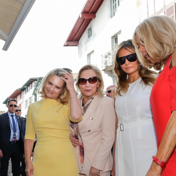 Jean-Marie Iputcha, maire de Espelette, Malgorzata Tusk, la femme du président du conseil de l'europe, Cecilia Morel, femme du président du Chili, Melanie Trump, Brigitte Macron - Brigitte Macron et les conjoints visitent la ville de Espelette en marge du sommet du G7 à Biarritz le 25 août 2019. © Thibaud Moritz / Pool / Bestimage