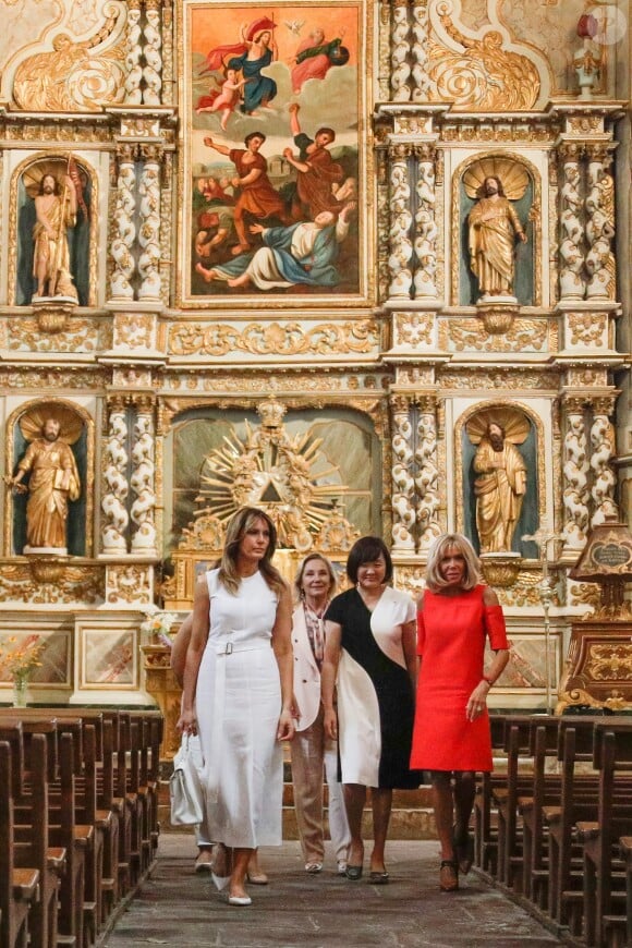 Melania Trump, Akie Abe, la femme du premier ministre du Japon, Brigitte Macron - Brigitte Macron et les conjoints visitent la ville de Espelette en marge du sommet du G7 à Biarritz le 25 août 2019. © Thibaud Moritz / Pool / Bestimage