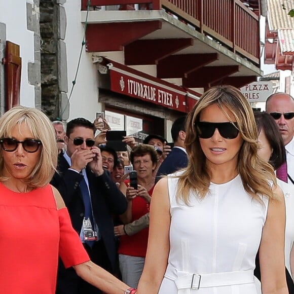 Brigitte Macron, Melania Trump - Brigitte Macron et les conjoints visitent la ville de Espelette en marge du sommet du G7 à Biarritz le 25 août 2019. © Thibaud Moritz / Pool / Bestimage