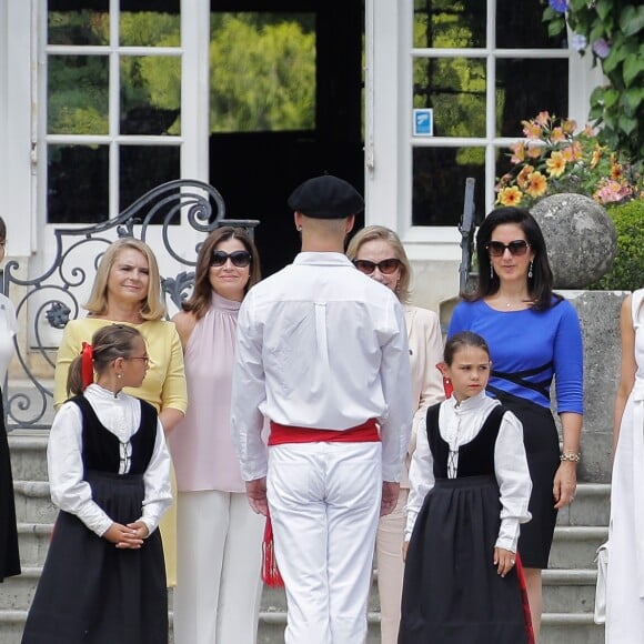 Akie Abe, la femme du premier ministre du Japon, Malgorzata Tusk, la femme du président du conseil de l'europe, Jenny Morrison, la femme du premier ministre de l'Australie, Cecilia Morel, femme du président du Chili, Adele Malpass, femme du président du groupe de la banque mondiale, Melania Trump, Brigitte Macron - Brigitte Macron et les conjoints visitent la ville de Espelette en marge du sommet du G7 à Biarritz le 25 août 2019. © Thibaud Moritz / Pool / Bestimage