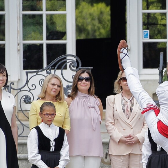 Akie Abe, la femme du premier ministre du Japon, Malgorzata Tusk, la femme du président du conseil de l'europe, Jenny Morrison, la femme du premier ministre de l'Australie, Cecilia Morel, femme du président du Chili, Adele Malpass, femme du président du groupe de la banque mondiale, Melania Trump, Brigitte Macron - Brigitte Macron et les conjoints visitent la ville de Espelette en marge du sommet du G7 à Biarritz le 25 août 2019. © Thibaud Moritz / Pool / Bestimage