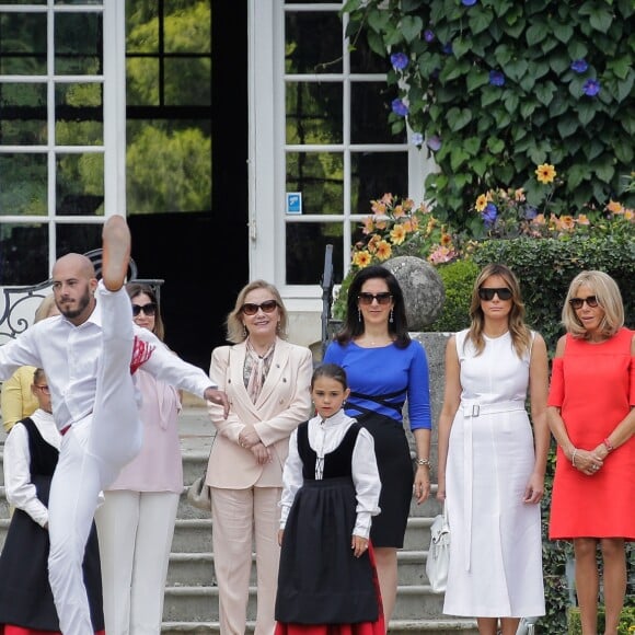 Akie Abe, la femme du premier ministre du Japon, Malgorzata Tusk, la femme du président du conseil de l'europe, Jenny Morrison, la femme du premier ministre de l'Australie, Cecilia Morel, femme du président du Chili, Adele Malpass, femme du président du groupe de la banque mondiale, Melania Trump, Brigitte Macron - Brigitte Macron et les conjoints visitent la ville de Espelette en marge du sommet du G7 à Biarritz le 25 août 2019. © Thibaud Moritz / Pool / Bestimage