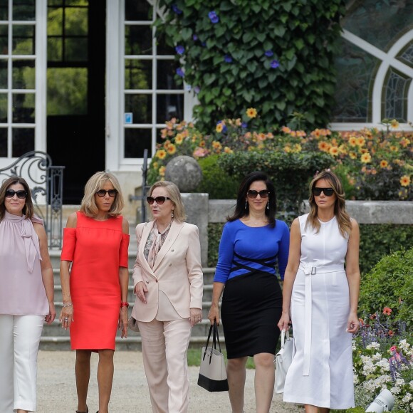 Akie Abe, la femme du premier ministre du Japon, Malgorzata Tusk, la femme du président du conseil de l'europe, Jenny Morrison, la femme du premier ministre de l'Australie, Brigitte Macron, Cecilia Morel, femme du président du Chili, Adele Malpass, femme du président du groupe de la banque mondiale, Melania Trump - Brigitte Macron et les conjoints visitent la ville de Espelette en marge du sommet du G7 à Biarritz le 25 août 2019. © Thibaud Moritz / Pool / Bestimage