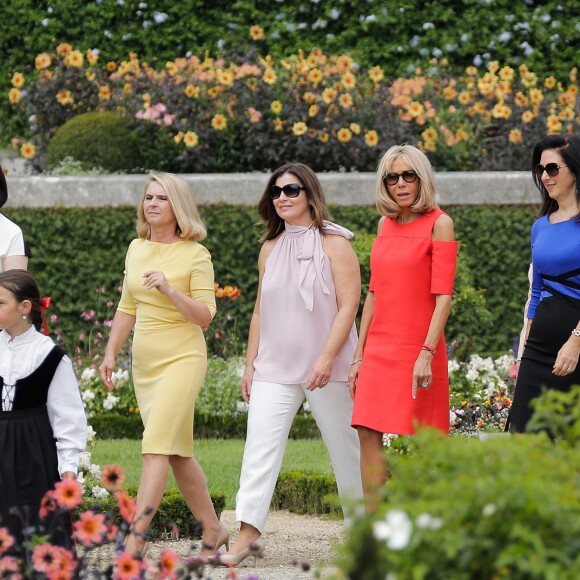 Akie Abe, la femme du premier ministre du Japon, Malgorzata Tusk, la femme du président du conseil de l'europe, Jenny Morrison, la femme du premier ministre de l'Australie, Brigitte Macron, Cecilia Morel, femme du président du Chili, Adele Malpass, femme du président du groupe de la banque mondiale, Melania Trump - Brigitte Macron et les conjoints visitent la ville de Espelette en marge du sommet du G7 à Biarritz le 25 août 2019. © Thibaud Moritz / Pool / Bestimage