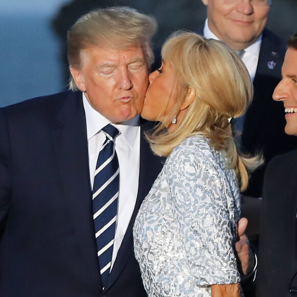 Le président américain Donald Trump, le président français Emmanuel Macron avec sa femme Brigitte Macron - Les dirigeants du G7 et leurs invités posent pour une photo de famille lors du sommet du G7 à Biarritz, France, le 25 août 2019. © Dominique Jacovides/Bestimage