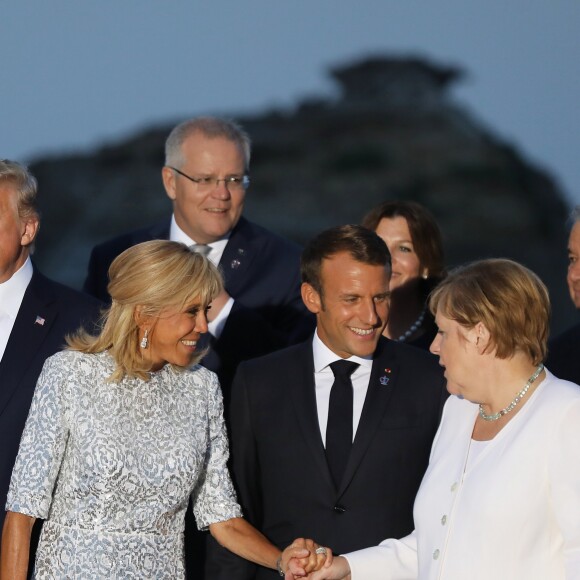 Le président américain Donald Trump, le président français Emmanuel Macron avec sa femme Brigitte Macron, La chancelière allemande Angela Merkel - Les dirigeants du G7 et leurs invités posent pour une photo de famille lors du sommet du G7 à Biarritz, France, le 25 août 2019. © Dominique Jacovides/Bestimage