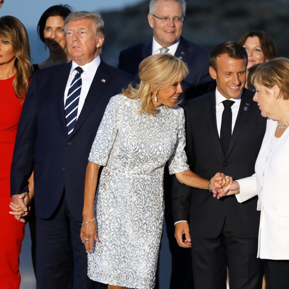 Le président américain Donald Trump avec sa femme Melania Trump, le président français Emmanuel Macron avec sa femme Brigitte Macron, La chancelière allemande Angela Merkel, le président sénégalais Macky Sall - Les dirigeants du G7 et leurs invités posent pour une photo de famille lors du sommet du G7 à Biarritz, France, le 25 août 2019. © Dominique Jacovides/Bestimage