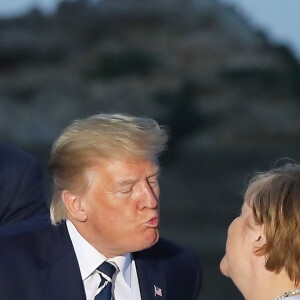 Le président américain Donald Trump et La chancelière allemande Angela Merkel - Les dirigeants du G7 et leurs invités posent pour une photo de famille lors du sommet du G7 à Biarritz, France, le 25 août 2019. © Dominique Jacovides/Bestimage