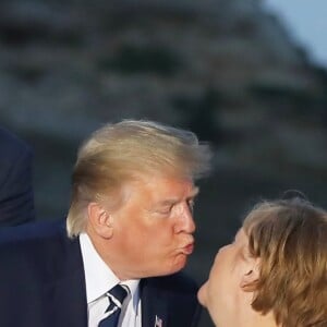 Le président français Emmanuel Macron, le président américain Donald Trump et La chancelière allemande Angela Merkel - Les dirigeants du G7 et leurs invités posent pour une photo de famille lors du sommet du G7 à Biarritz, France, le 25 août 2019. © Dominique Jacovides/Bestimage