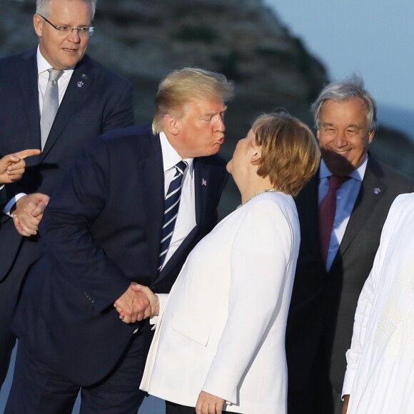 Le président français Emmanuel Macron, le président américain Donald Trump et La chancelière allemande Angela Merkel - Les dirigeants du G7 et leurs invités posent pour une photo de famille lors du sommet du G7 à Biarritz, France, le 25 août 2019. © Dominique Jacovides/Bestimage