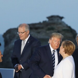 Le président français Emmanuel Macron, le président américain Donald Trump et La chancelière allemande Angela Merkel - Les dirigeants du G7 et leurs invités posent pour une photo de famille lors du sommet du G7 à Biarritz, France, le 25 août 2019. © Dominique Jacovides/Bestimage