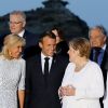Le président américain Donald Trump, le président français Emmanuel Macron avec sa femme Brigitte Macron, La chancelière allemande Angela Merkel - Les dirigeants du G7 et leurs invités posent pour une photo de famille lors du sommet du G7 à Biarritz, France, le 25 août 2019. © Dominique Jacovides/Bestimage