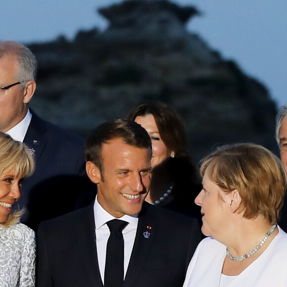 Le président américain Donald Trump, le président français Emmanuel Macron avec sa femme Brigitte Macron, La chancelière allemande Angela Merkel - Les dirigeants du G7 et leurs invités posent pour une photo de famille lors du sommet du G7 à Biarritz, France, le 25 août 2019. © Dominique Jacovides/Bestimage