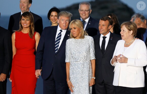 Le président américain Donald Trump avec sa femme Melania Trump, le président français Emmanuel Macron avec sa femme Brigitte Macron, La chancelière allemande Angela Merkel - Les dirigeants du G7 et leurs invités posent pour une photo de famille lors du sommet du G7 à Biarritz, France, le 25 août 2019. © Dominique Jacovides/Bestimage