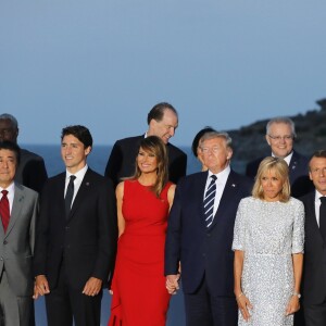 Le Premier ministre japonais Shinzo Abe avec sa femme Akie Abe, le Premier ministre canadien, Justin Trudeau, le président américain Donald Trump avec sa femme Melania Trump, le président français Emmanuel Macron avec sa femme Brigitte Macron, La chancelière allemande Angela Merkel, le président sénégalais Macky Sall, le président burkinabé Roch Marc Christian Kaboré - Les dirigeants du G7 et leurs invités posent pour une photo de famille lors du sommet du G7 à Biarritz, France, le 25 août 2019. © Dominique Jacovides/Bestimage