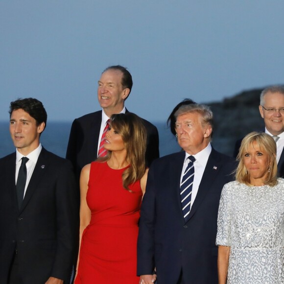 Le Premier ministre japonais Shinzo Abe avec sa femme Akie Abe, le Premier ministre canadien, Justin Trudeau, le président américain Donald Trump avec sa femme Melania Trump, le président français Emmanuel Macron avec sa femme Brigitte Macron, La chancelière allemande Angela Merkel, le président sénégalais Macky Sall, le président burkinabé Roch Marc Christian Kaboré - Les dirigeants du G7 et leurs invités posent pour une photo de famille lors du sommet du G7 à Biarritz, France, le 25 août 2019. © Dominique Jacovides/Bestimage