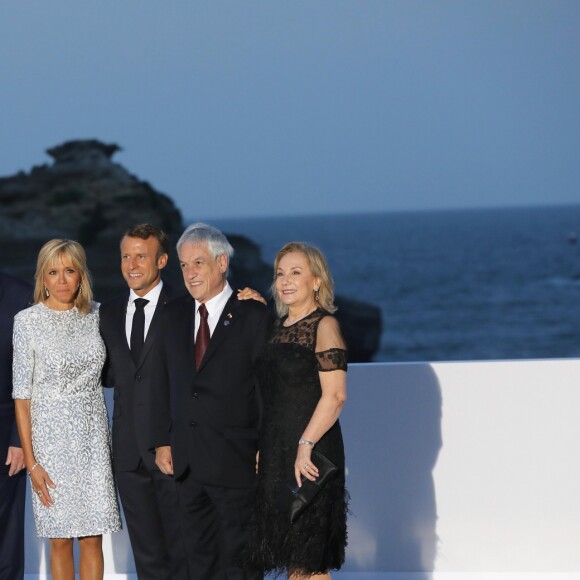 Le président américain Donald Trump avec sa femme Melania Trump, le président français Emmanuel Macron avec sa femme Brigitte Macron, le président chilien Sebastian Pinera avec sa femme Cecilia Morel - Les dirigeants du G7 et leurs invités posent pour une photo de famille lors du sommet du G7 à Biarritz, France, le 25 août 2019. © Dominique Jacovides/Bestimage