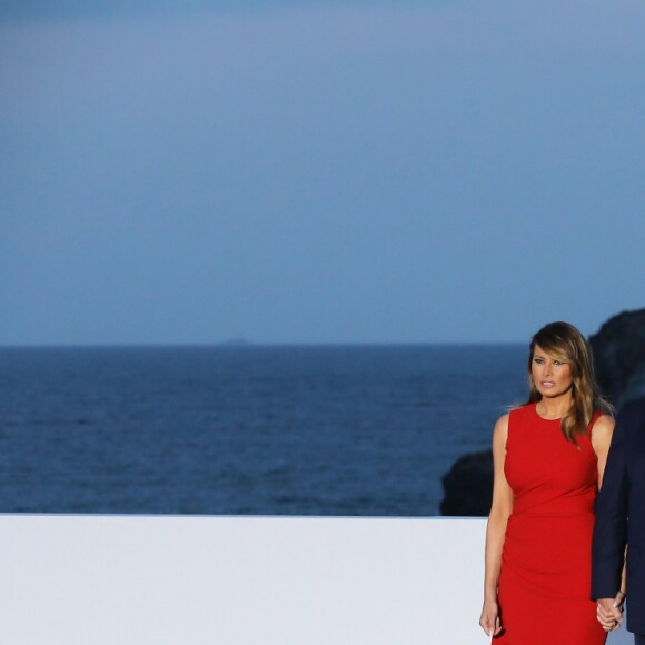 Le président américain Donald Trump avec sa femme Melania Trump, le président français Emmanuel Macron avec sa femme Brigitte Macron, le président chilien Sebastian Pinera avec sa femme Cecilia Morel - Les dirigeants du G7 et leurs invités posent pour une photo de famille lors du sommet du G7 à Biarritz, France, le 25 août 2019. © Dominique Jacovides/Bestimage