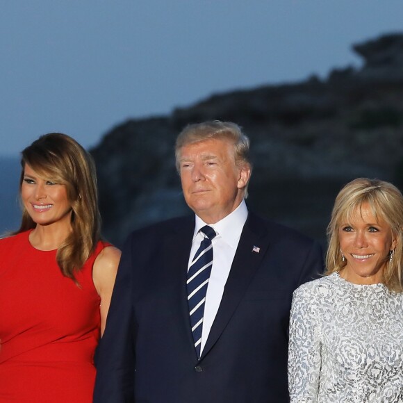 Le président américain Donald Trump avec sa femme Melania Trump, et la Première Dame Brigitte Macron - Les dirigeants du G7 et leurs invités posent pour une photo de famille lors du sommet du G7 à Biarritz, France, le 25 août 2019. © Dominique Jacovides/Bestimage