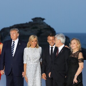 Le président américain Donald Trump avec sa femme Melania Trump, le président français Emmanuel Macron avec sa femme Brigitte Macron, le président chilien Sebastian Pinera avec sa femme Cecilia Morel - Les dirigeants du G7 et leurs invités posent pour une photo de famille lors du sommet du G7 à Biarritz, France, le 25 août 2019. © Dominique Jacovides/Bestimage z