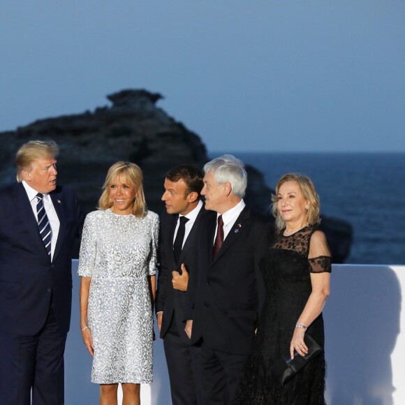 Le président américain Donald Trump avec sa femme Melania Trump, le président français Emmanuel Macron avec sa femme Brigitte Macron, le président chilien Sebastian Pinera avec sa femme Cecilia Morel - Les dirigeants du G7 et leurs invités posent pour une photo de famille lors du sommet du G7 à Biarritz, France, le 25 août 2019. © Dominique Jacovides/Bestimage