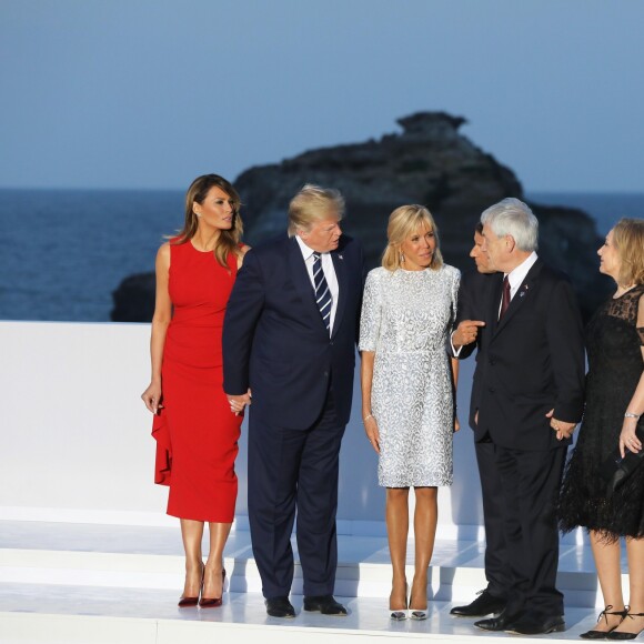 Le président américain Donald Trump avec sa femme Melania Trump, le président français Emmanuel Macron avec sa femme Brigitte Macron, le président chilien Sebastian Pinera avec sa femme Cecilia Morel - Les dirigeants du G7 et leurs invités posent pour une photo de famille lors du sommet du G7 à Biarritz, France, le 25 août 2019. © Dominique Jacovides/Bestimage